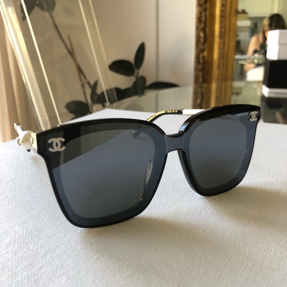 Chanel black sunglasses with CC logo and pearls handles - Picture 1 of 7